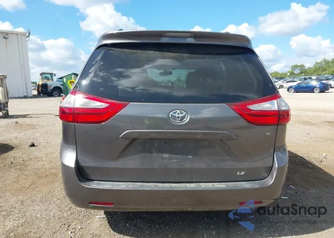 2017 Toyota Sienna Le 8 Passenger z USA, uszkodzony, nr VIN 5TDKZ3DC7HS768135